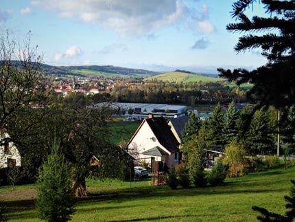 Blick von Oben: Ferienhaus und Neustadt